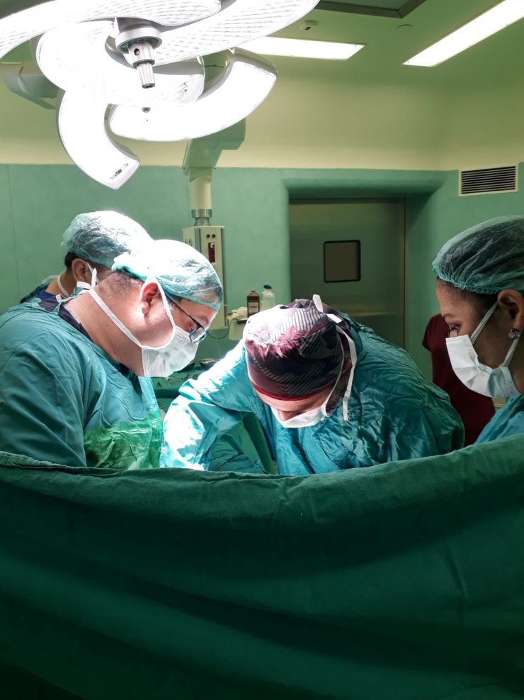 Karnından 6 kiloluk tümör çıkarıldı