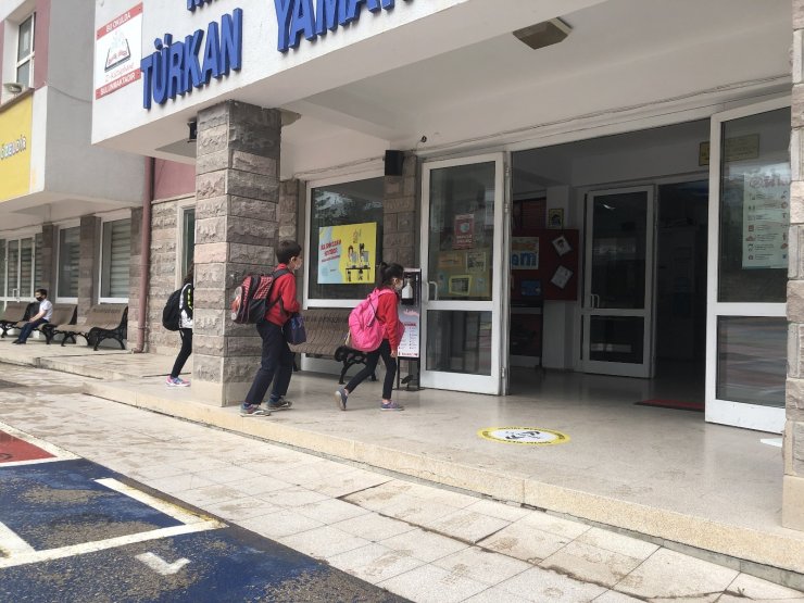 İlkokul ve ana sınıflarında yüz yüze eğitim başladı
