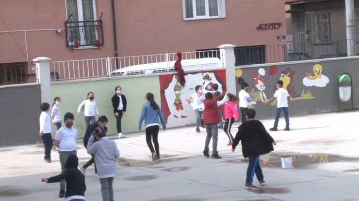 Başarıları ile bilinen okulun öğrencileri sıralarına kavuştu