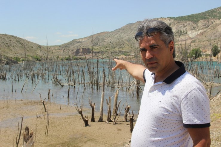 Suyu çekilen barajda ilginç görüntüler oluştu