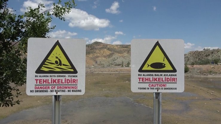 Suyu çekilen barajda ilginç görüntüler oluştu