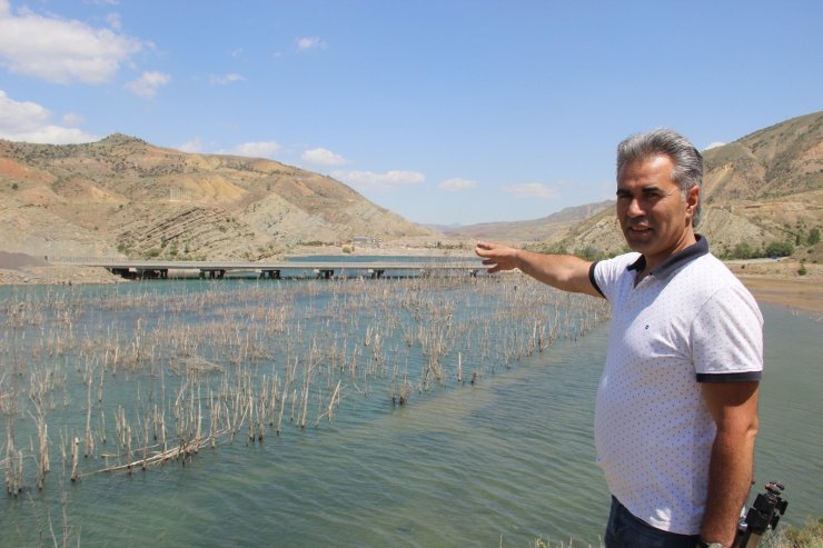 Suyu çekilen barajda ilginç görüntüler oluştu