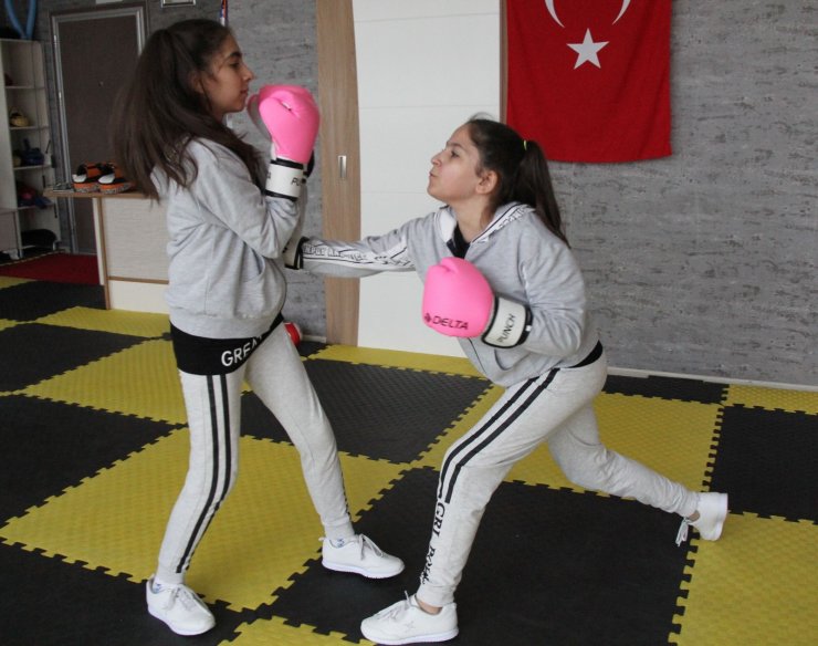 Kick boksçu ikizler, kadına şiddete böyle dikkat çekiyor