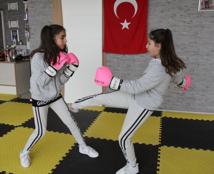 Kick boksçu ikizler, kadına şiddete böyle dikkat çekiyor