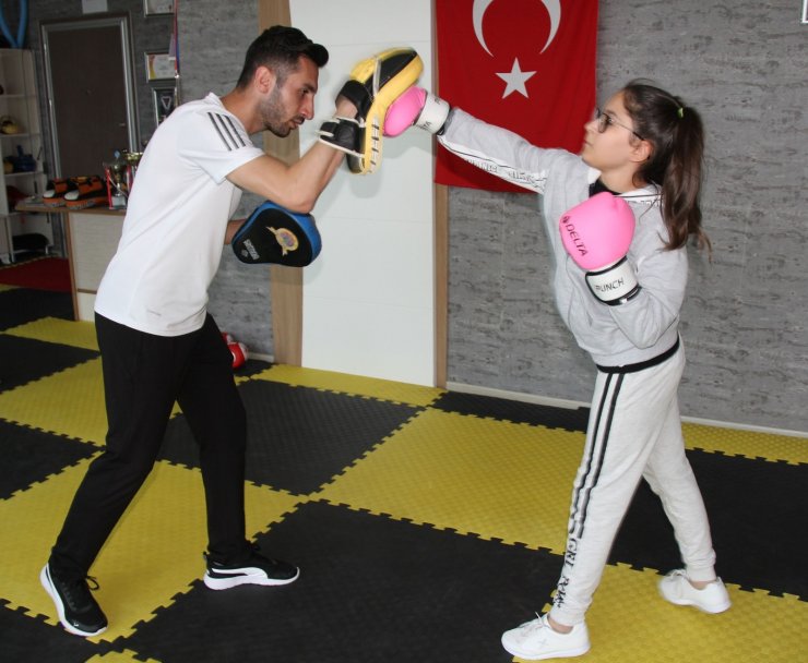 Kick boksçu ikizler, kadına şiddete böyle dikkat çekiyor