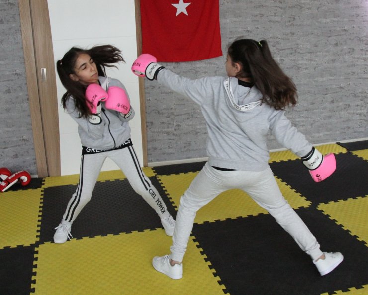 Kick boksçu ikizler, kadına şiddete böyle dikkat çekiyor