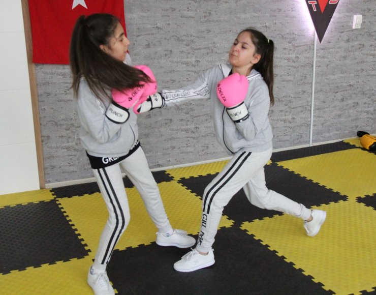 Kick boksçu ikizler, kadına şiddete böyle dikkat çekiyor