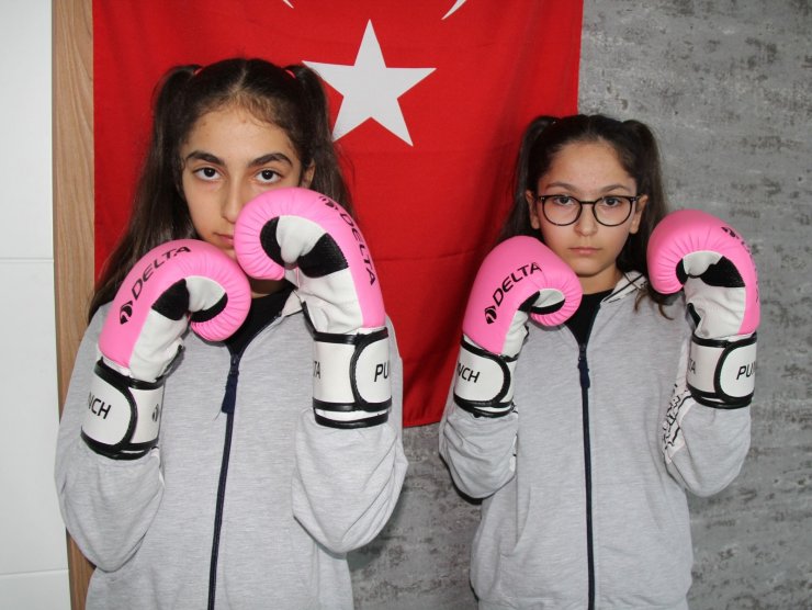 Kick boksçu ikizler, kadına şiddete böyle dikkat çekiyor