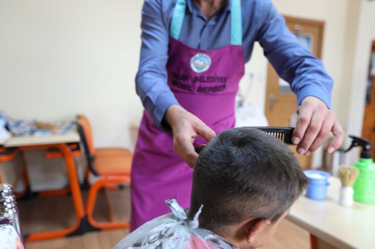 Talas’ta ‘mobil berber ve kuaför hizmeti’ başladı