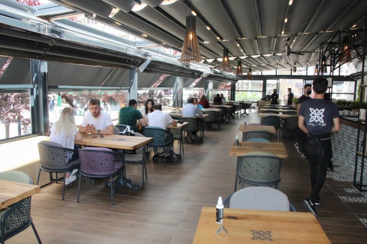 AVM’ler kafe ve restoranların açılmasıyla hareketlilik bekliyor