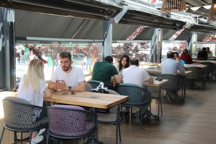 AVM’ler kafe ve restoranların açılmasıyla hareketlilik bekliyor