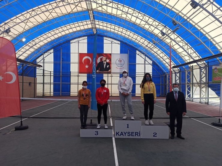 Tenis turnuvasında KBB Spor A.Ş. sporcularından iki derece