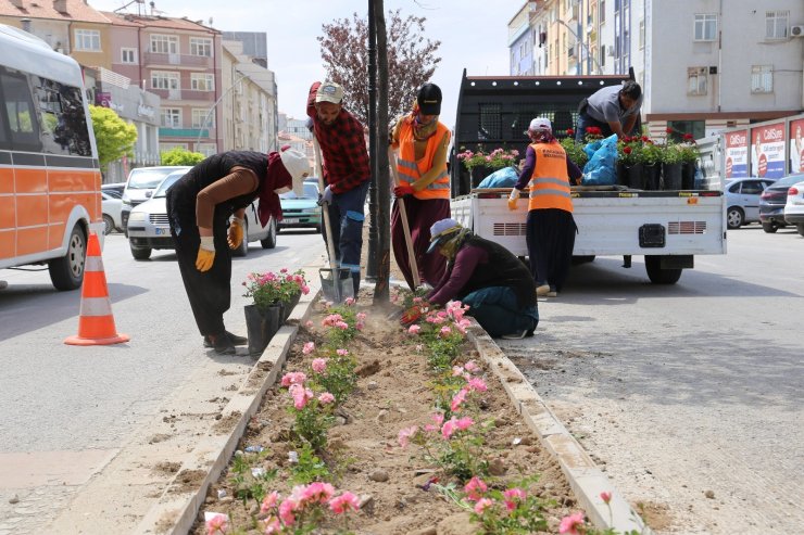 Karaman’da kavşak ve refüjler gül ve çiçeklerle donattı