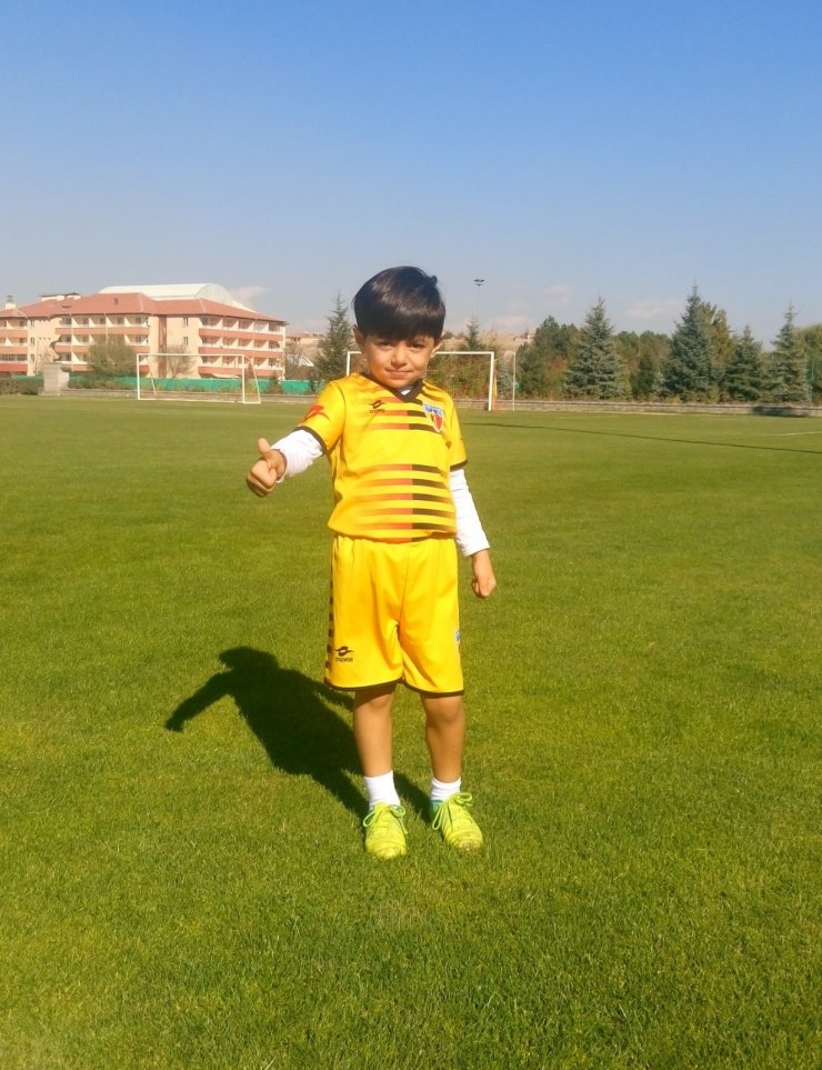 10 yaşındaki ‘Kayserili Messi’ çalımlarıyla hayran bırakıyor
