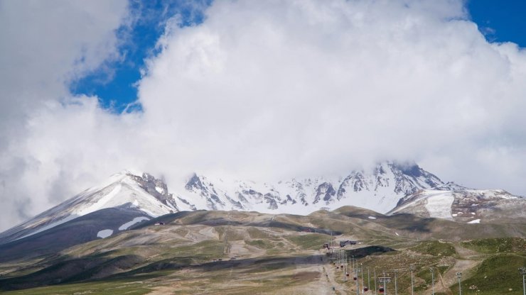 Erciyes’e Haziran ayında kar yağdı