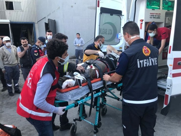 Düştüğü taş ezme makinesinde bacağı kopan yaralı kepçeyle taşındı