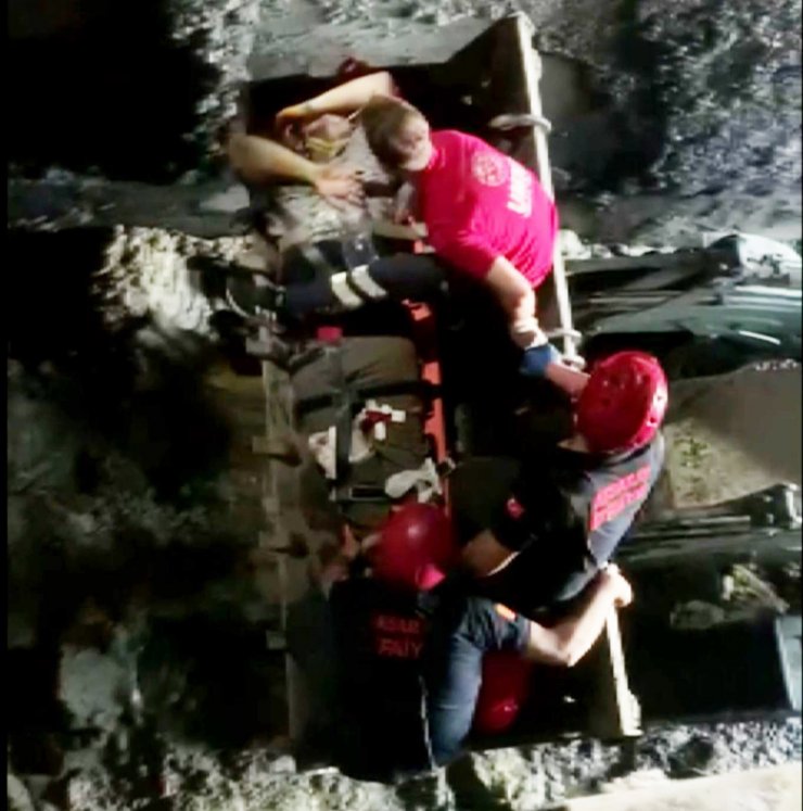Düştüğü taş ezme makinesinde bacağı kopan yaralı kepçeyle taşındı