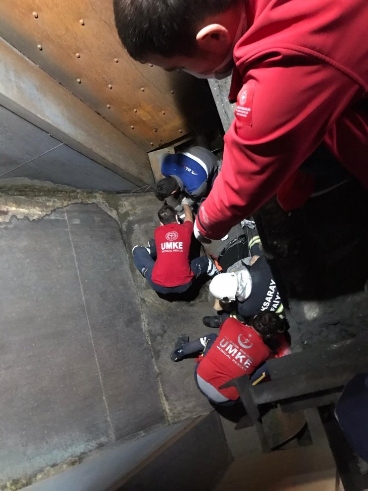 Düştüğü taş ezme makinesinde bacağı kopan yaralı kepçeyle taşındı