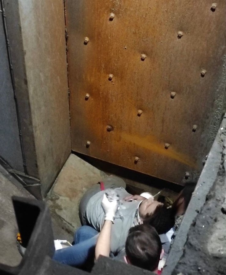 Düştüğü taş ezme makinesinde bacağı kopan yaralı kepçeyle taşındı