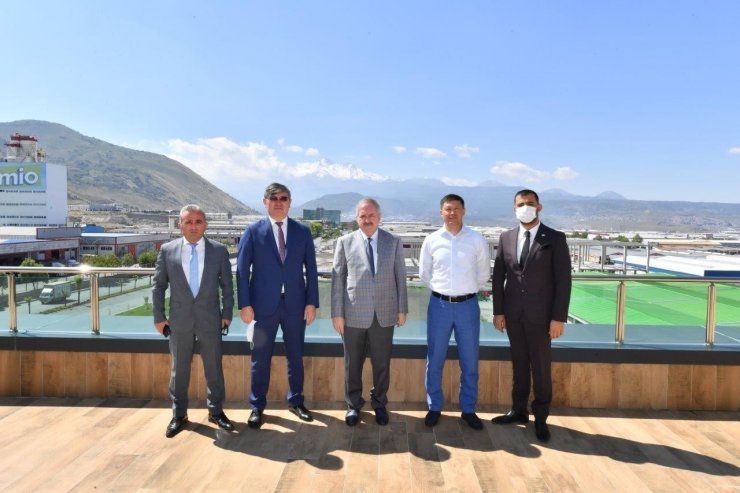 Kazakistan’ın Türkiye Büyükelçisi başkanlığındaki bir heyet Kayseri OSB’yi ziyaret etti
