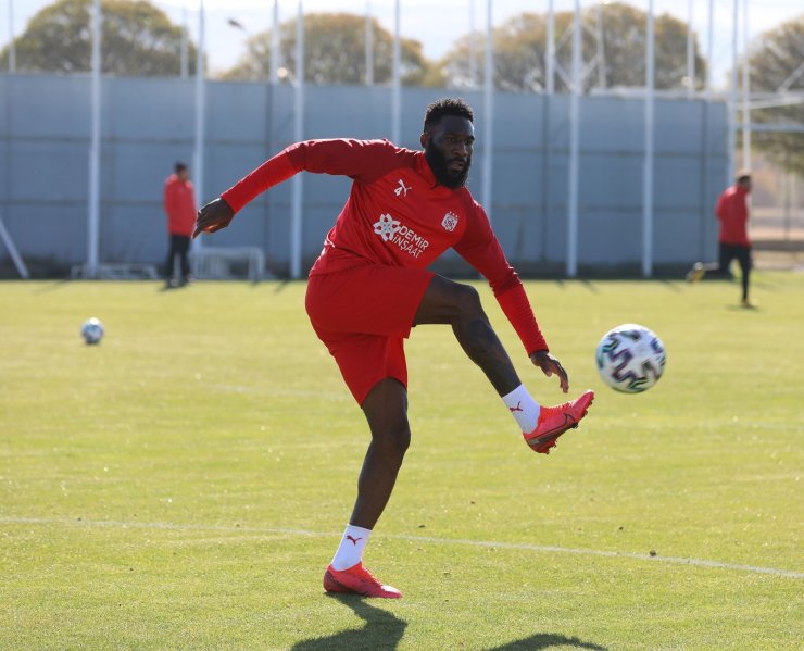 Aaron Appindangoye’nin tedavisi Fransa’da sürüyor