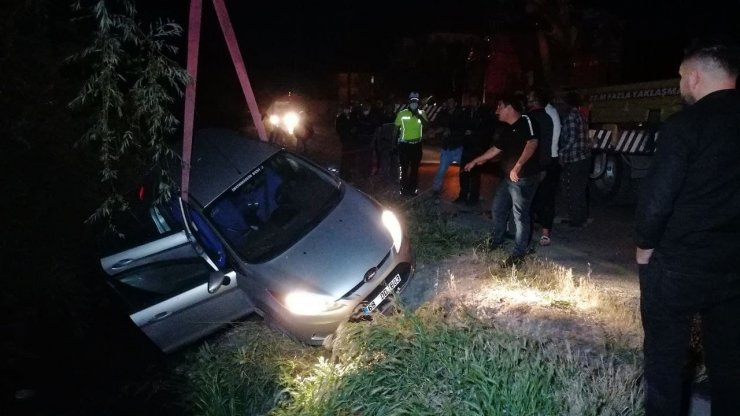 Kamyonet ile çarpışan otomobil kanala düştü: 3 yaralı