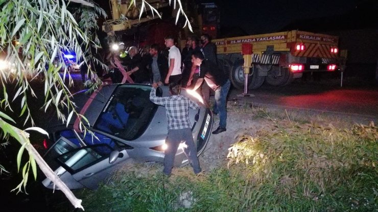 Kamyonet ile çarpışan otomobil kanala düştü: 3 yaralı