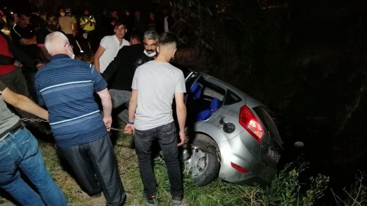 Kamyonet ile çarpışan otomobil kanala düştü: 3 yaralı