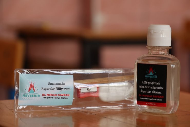 Nevşehir Belediyesi, LGS’ye girecek öğrencileri kırtasiye ve el dezenfektanı dağıttı