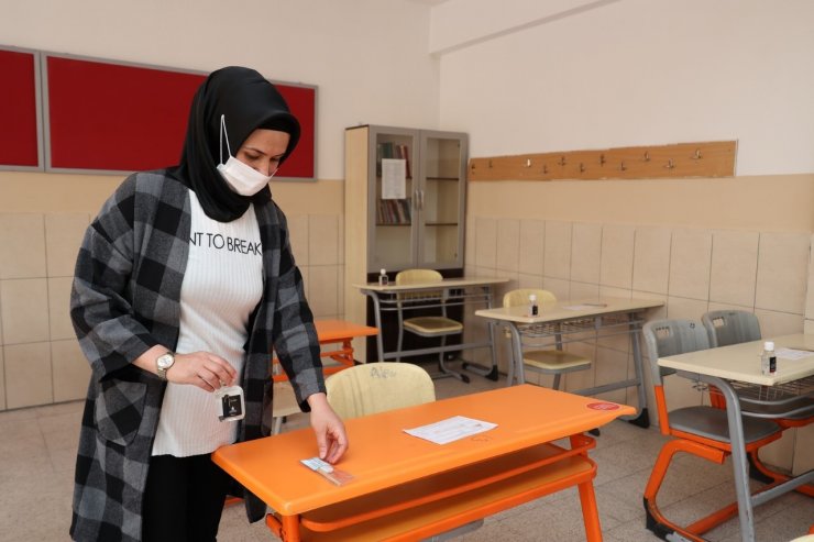 Nevşehir Belediyesi, LGS’ye girecek öğrencileri kırtasiye ve el dezenfektanı dağıttı