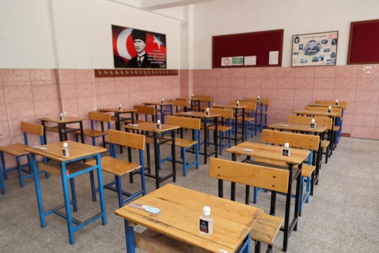 Nevşehir Belediyesi, LGS’ye girecek öğrencileri kırtasiye ve el dezenfektanı dağıttı