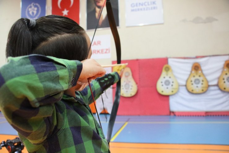Gençler pandeminin stresinden kurtulmak için okçulukla soluk alıyor