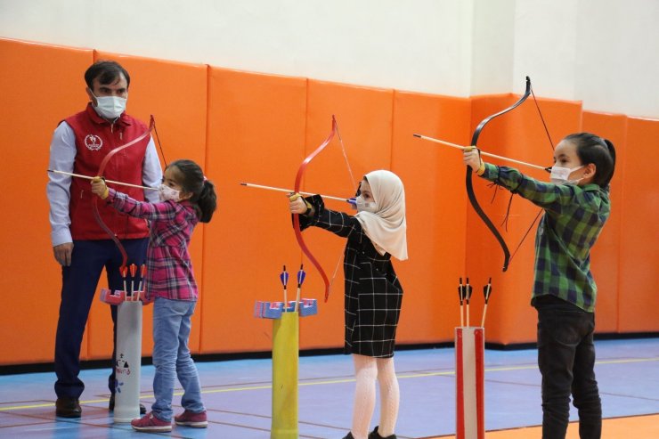 Gençler pandeminin stresinden kurtulmak için okçulukla soluk alıyor