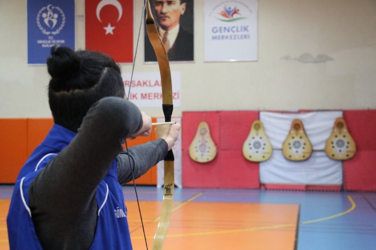 Gençler pandeminin stresinden kurtulmak için okçulukla soluk alıyor
