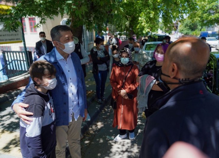 Bakan Selçuk, LGS çıkışında öğrenciler ve velilerle bir araya geldi