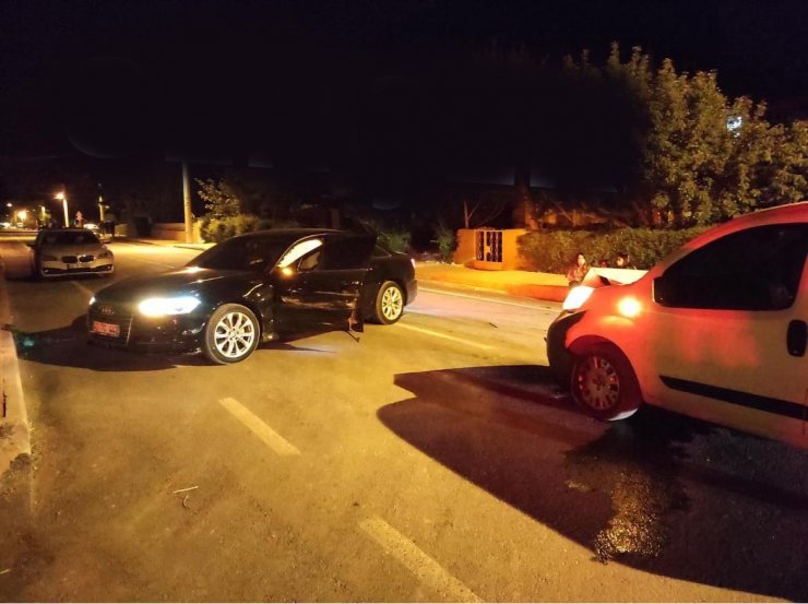 Otomobil ile hafif ticari araç çarpıştı: 2 yaralı