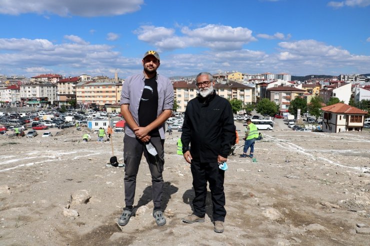 Kazıda ortaya çıkan 2 seramik parçası heyecan uyandırdı