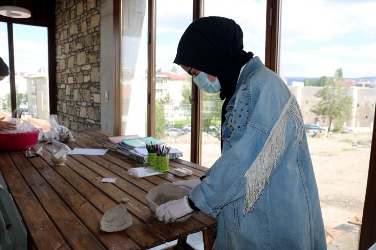 Kazıda ortaya çıkan 2 seramik parçası heyecan uyandırdı
