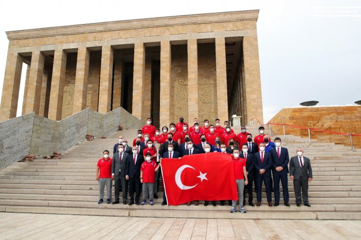 Euroleague ve Basketbol Süper Ligi şampiyonu Anadolu Efes, Anıtkabir’de