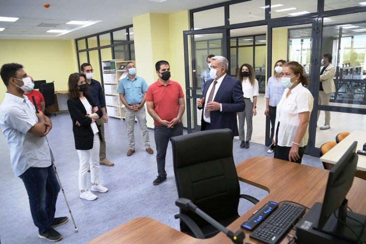 ASÜ’de engelsiz kütüphane teknolojik altyapısıyla dikkat çekiyor