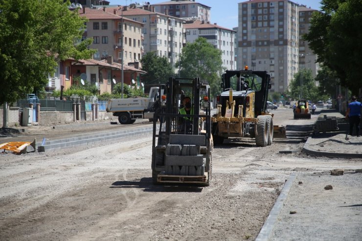 Aydınlıkevler Mahallesi alt yapı ve üst yapı çalışmaları ile yenileniyor