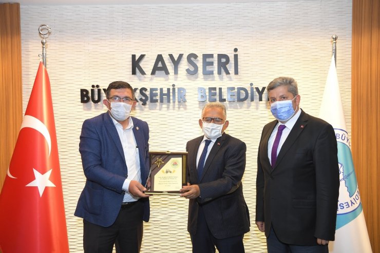 Başkan Büyükkılıç’a Ziraat Odalarından teşekkür plaketi