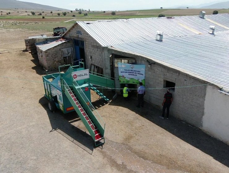 Başkanın tasarımını yaptığı mobil koyun banyosu aracı çiftçilerin yüzünü güldürdü, koyunların verimini artırdı