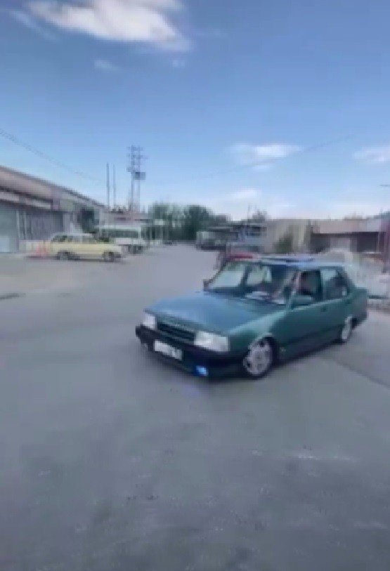 İki otomobil karşılıklı drift yaptı, tehlikeli anlar kameraya yansıdı