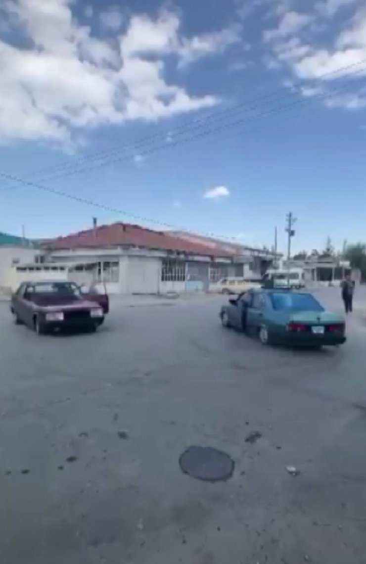 İki otomobil karşılıklı drift yaptı, tehlikeli anlar kameraya yansıdı