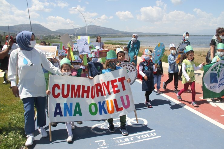 Göl kıyısında yürüyüş yapan öğrenciler ‘Beyşehir Gölü kurumasın, hayat durmasın’ dedi