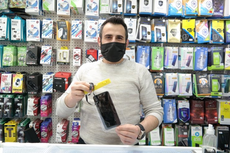 Bu kılıf içindeki cep telefonu ile denize girmek mümkün