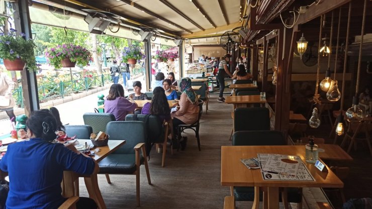 Kafeler yarı zamanlı çalışacak eleman sıkıntısı yaşıyor