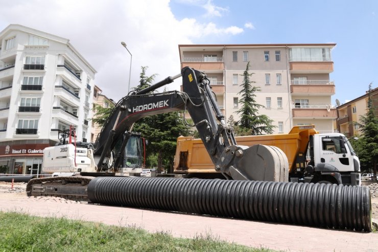Vefa Küçük Caddesinde içme suyu hattı yenileniyor