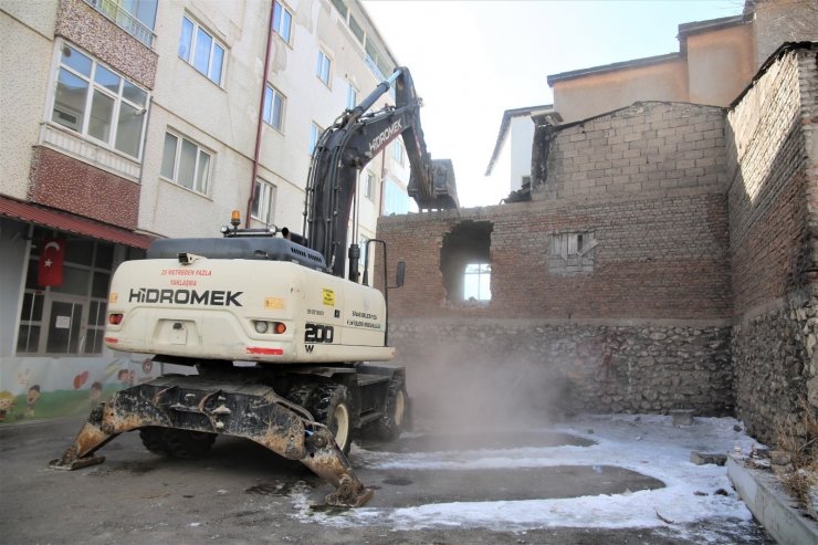 Sivas Belediyesi 103 metruk binayı yıktı